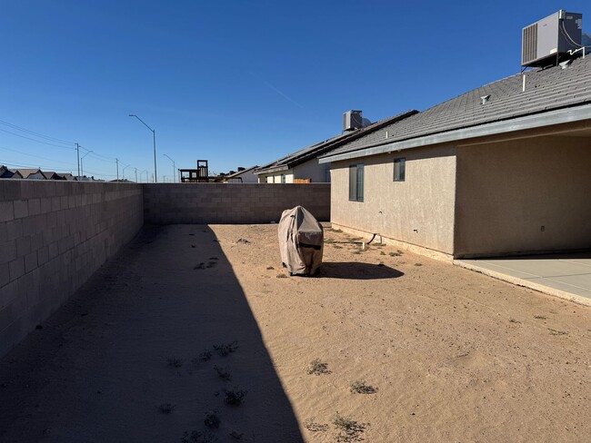 Building Photo - Furnished Three Bedroom San Luis AZ. Home