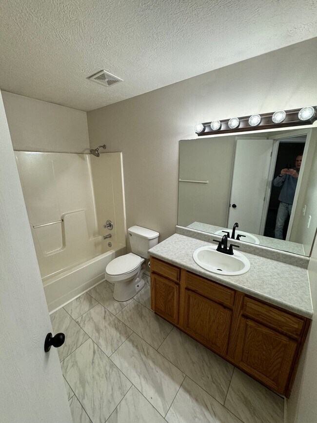 Building Photo - 3 bed, 2 bath, 2 car garage.