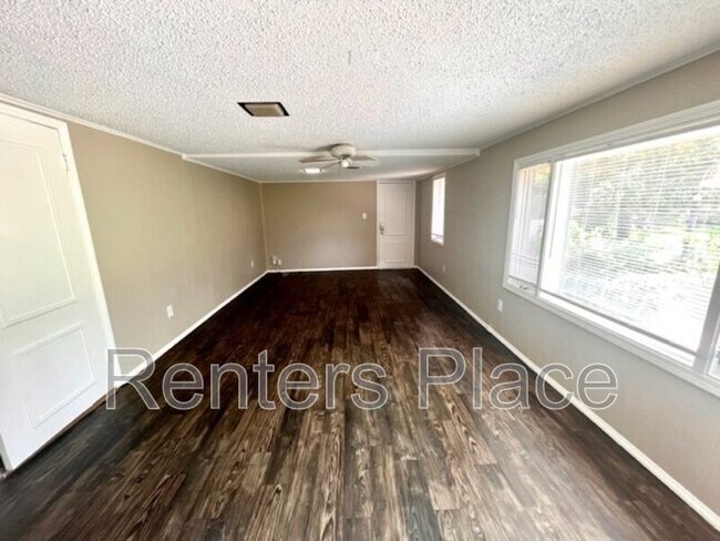 Building Photo - 3315 S Lewis Ave