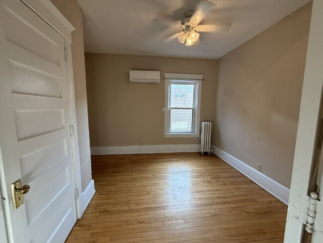 Building Photo - Spacious 1Bed, 1Bath in Lake of the Isles Neighborhood!