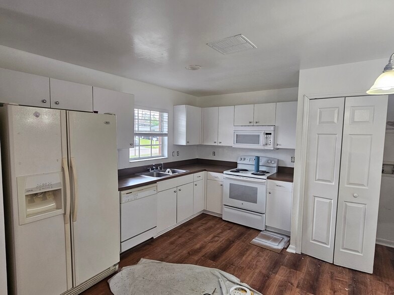 Building Photo - 117 Homer Ave S