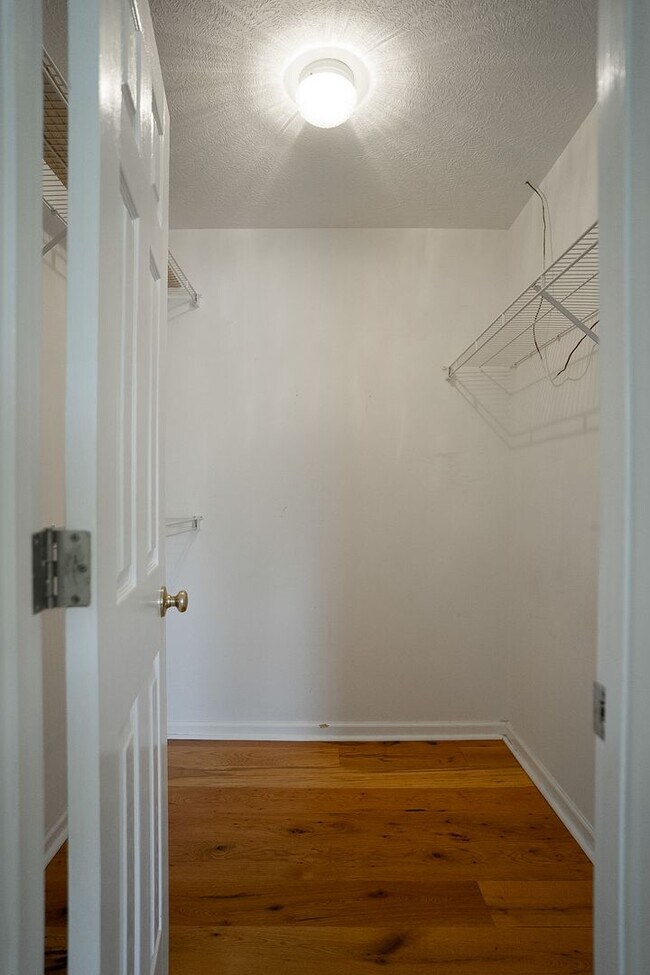 Building Photo - 537 Cedar Rock Dr