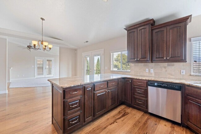 Building Photo - 4 Bedroom Home with Scenic Views