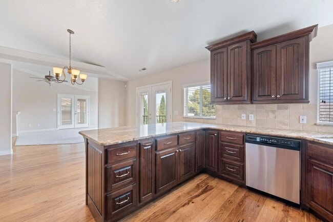 Building Photo - 4 Bedroom Retreat Overlooking Snow Canyon ...
