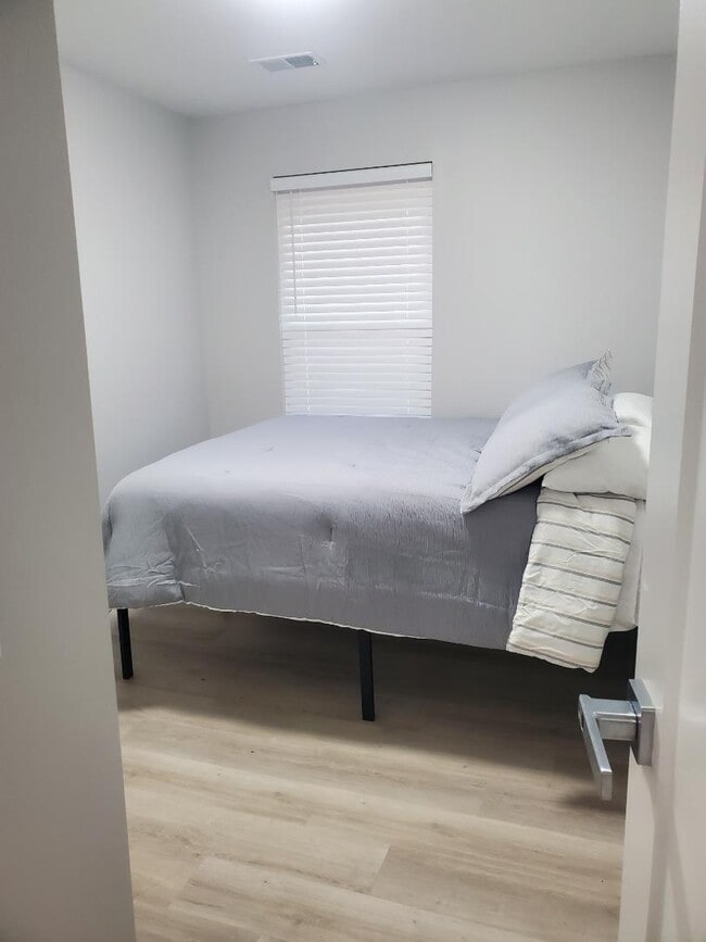 Building Photo - 290 Quick St