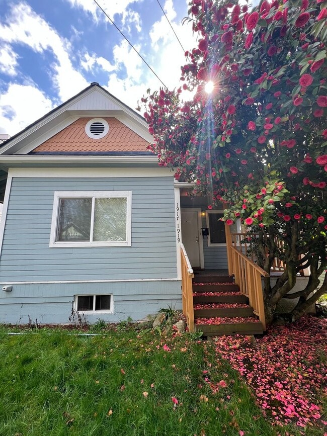 Building Photo - 1919 Duplex