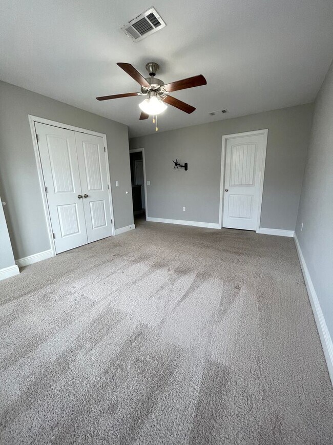 Building Photo - *** MOVE IN SPECIAL! Half OFF 1st Month's Rent!