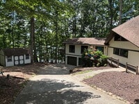 Building Photo - Beautiful Lake Front Property!