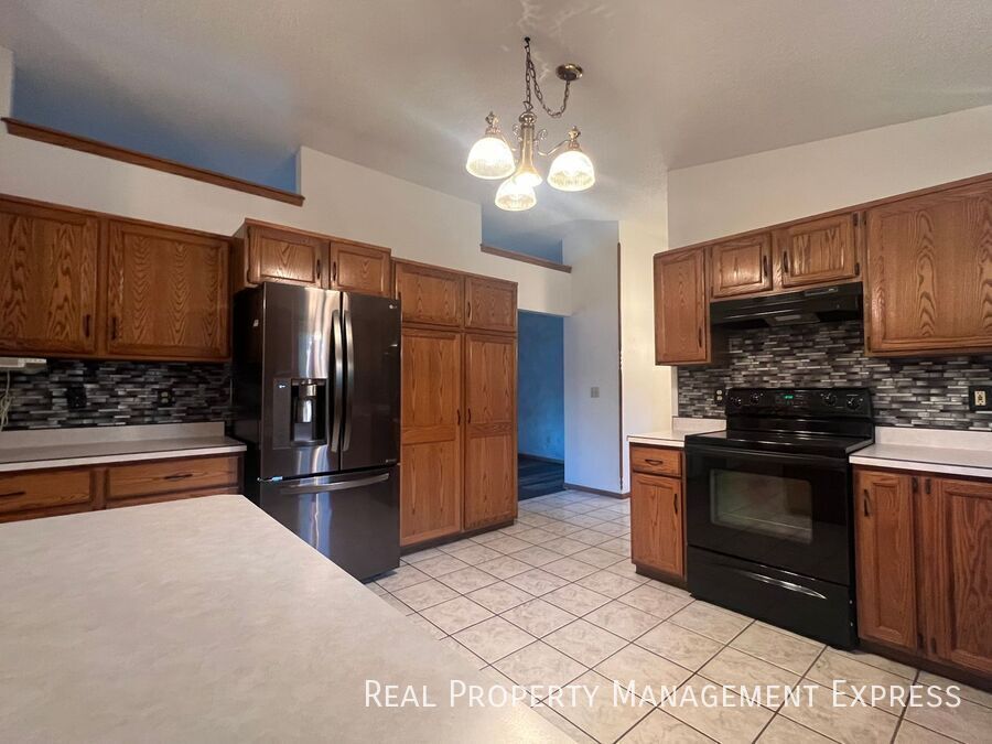 Building Photo - Stunning 4 Bedroom 2.5 Bath Home in South East Sioux Falls