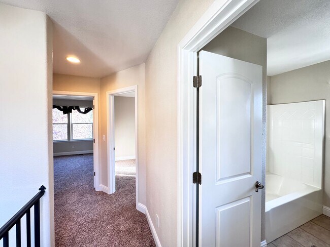 Building Photo - 215