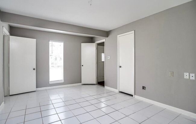 Building Photo - 14319 Henry Rd