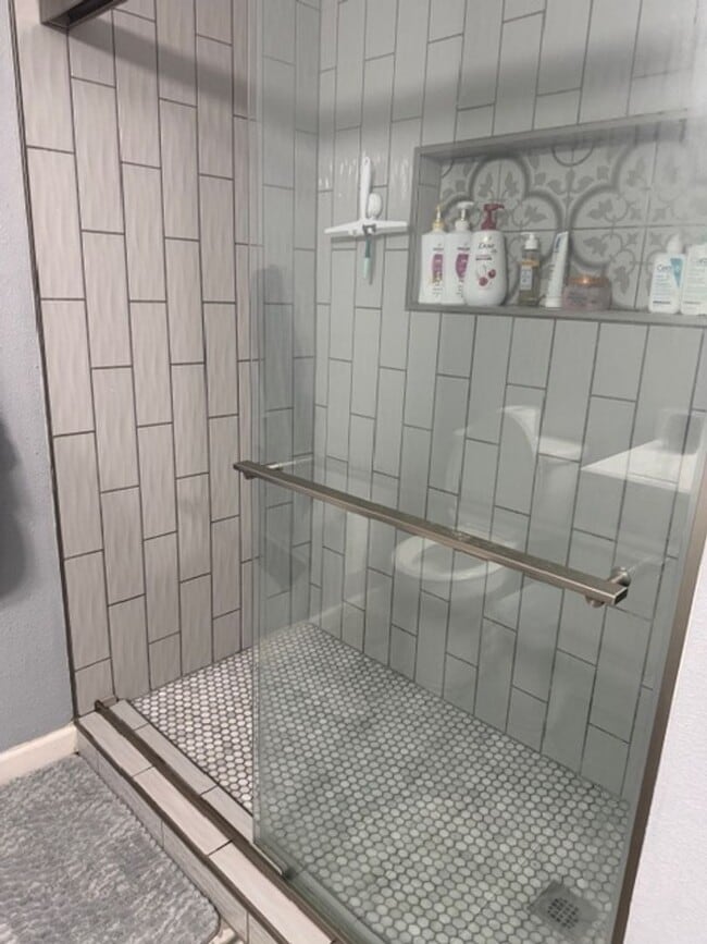 Building Photo - Beautiful 3/2 Avaliable April 20th