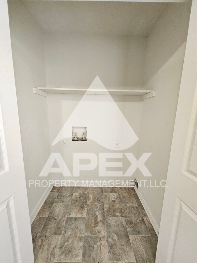 Building Photo - Nice 3Bd 1.5 Townhouse in WEST KNOX off Cedarbluff! END UNIT!