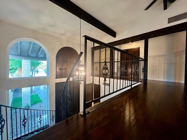 Building Photo - Hidden gem in the heart of Las Vegas