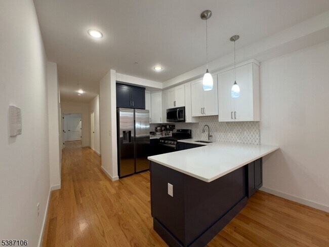 Building Photo - 52 James St