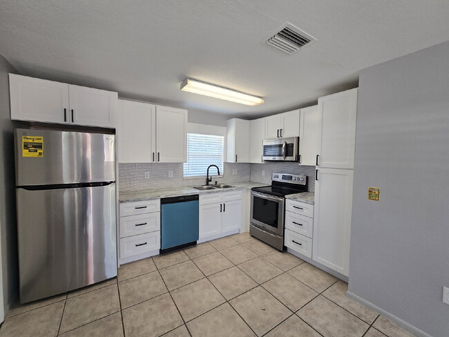 Building Photo - 2 bed, 2 bath duplex in New Port Richey