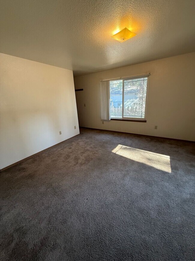 Building Photo - Westside 3 Bdrm, 2 Bath Townhouse close to COCC!  All Appliances, Washer/dryer hookups, Single ga...