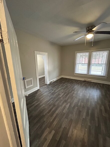 Building Photo - 927 S Jackson St