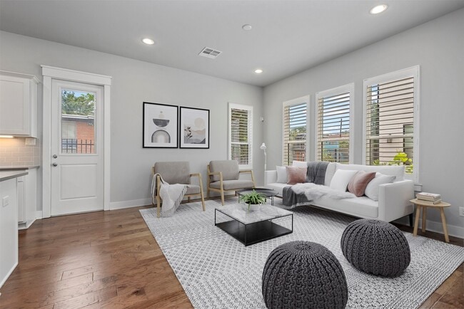 Building Photo - 909 Oak St