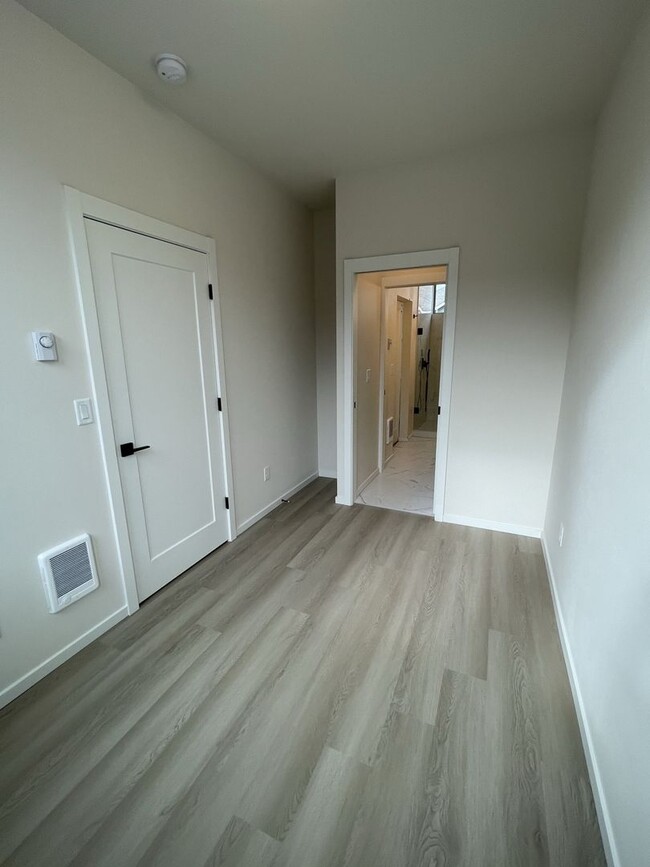 Building Photo - 2Bd/1.75Ba Seattle Townhouse