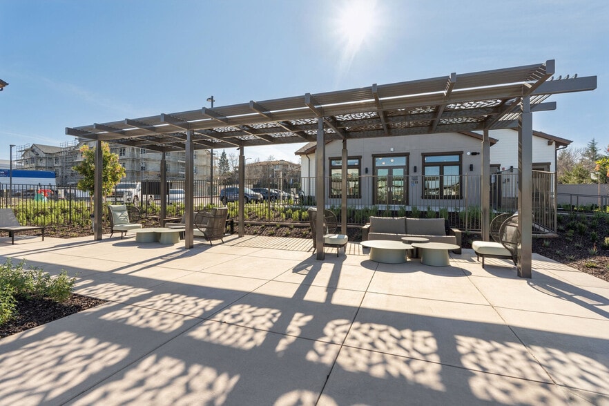 Building Photo - Crescent Apartments