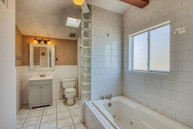 Building Photo - Come and check this 3 bed/2 baths house