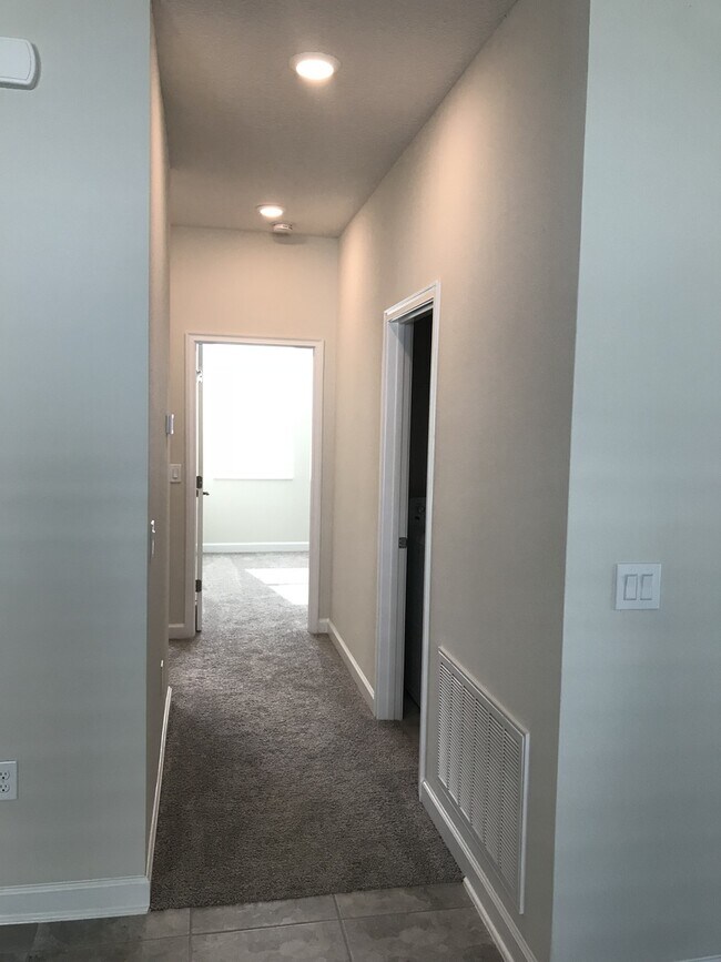 Building Photo - NEWER 3/2 Plus Den Home at The Oaks in Mos...