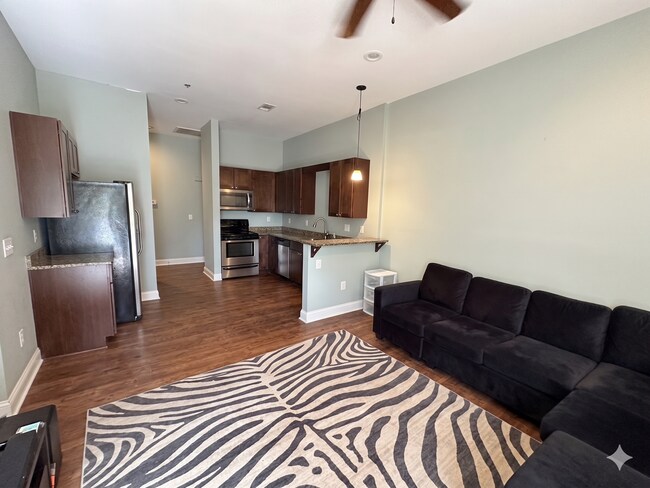 Building Photo - North Thomas 472-492