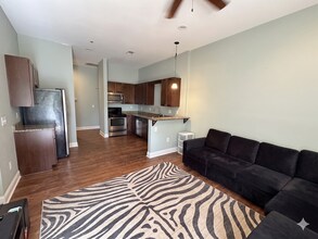 Building Photo - North Thomas 472-492