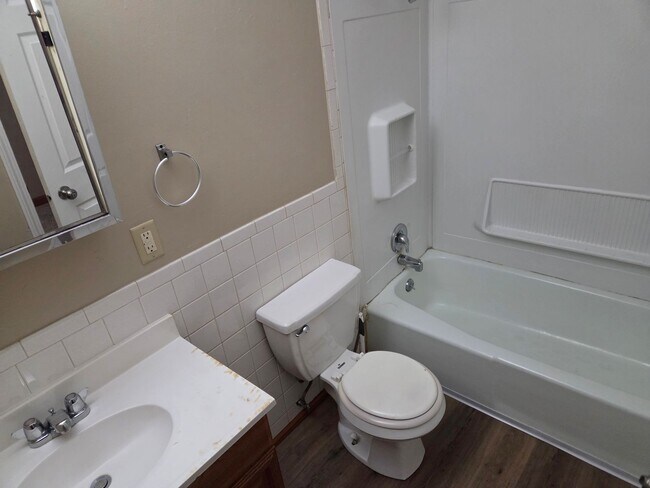 Building Photo - 1300 W Jeth Ct