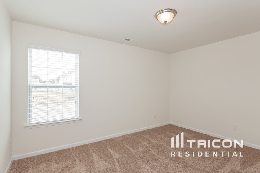 Building Photo - 156 King William Dr