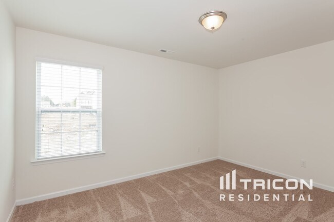 Building Photo - 156 King William Dr