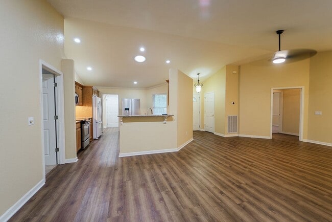 Building Photo - Charming 3 bedroom, 2 bathroom located in the picturesque Hot Springs Village