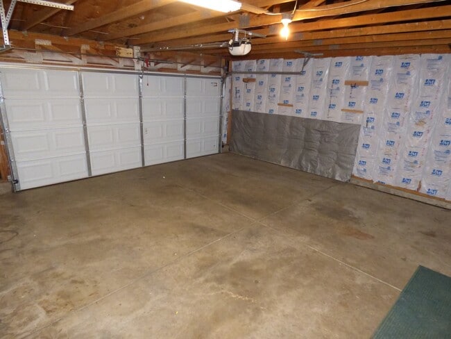 Building Photo - NEWER CARPET & STAINLESS FRIDGE!! BACKS TO...