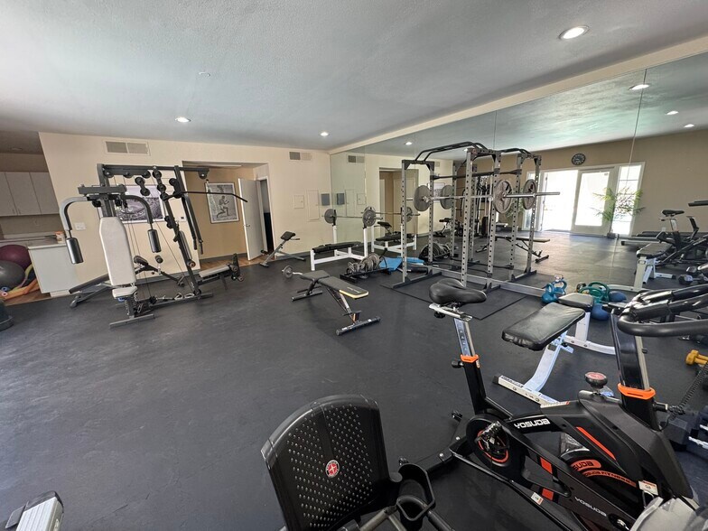 Building Photo - 2222 N Beachwood Dr