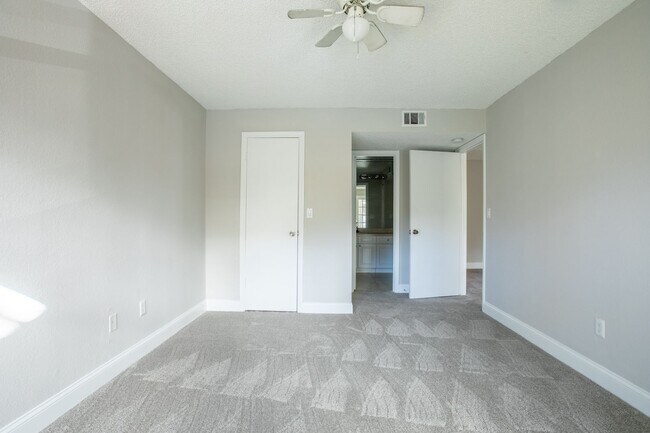 Building Photo - Venetian Place - 1428