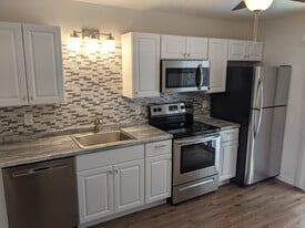 Building Photo - 25D Pine Ln