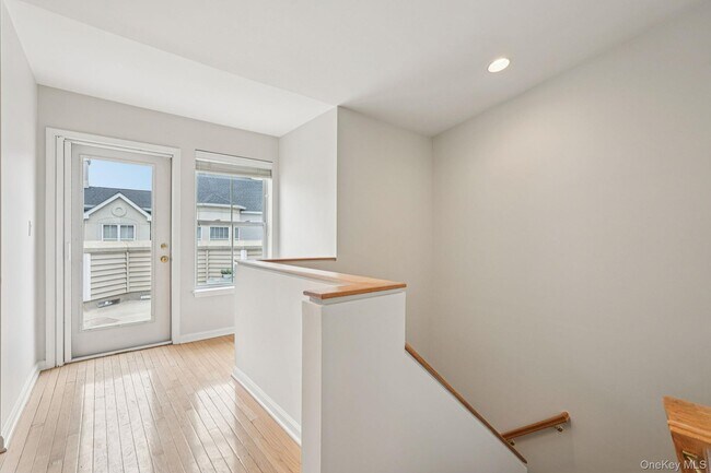 Building Photo - 10 Bridge Ln