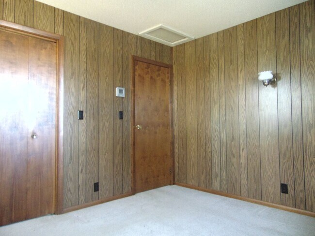 Building Photo - Fayette Family Farm House!