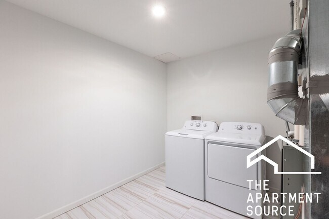 Building Photo - South Loop 3 bed 2 bath -- Updated Kitchen, HUGE Floorplan