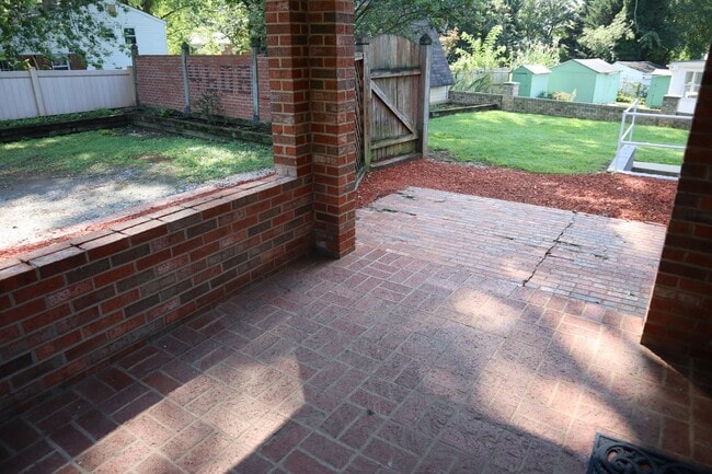 Building Photo - Charming 3-Bedroom, 2-Bath Split-Level Sin...
