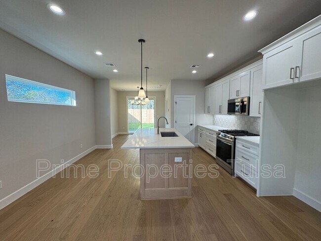 Building Photo - 1102 E Delmar Pl