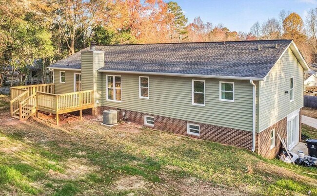 Building Photo - Move in Ready Stunning 4/3 Close To Everything In Greenville!
