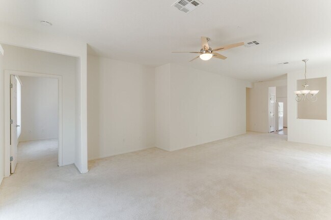 Building Photo - Spacious & Bright 3-Bed Home in Desirable ...