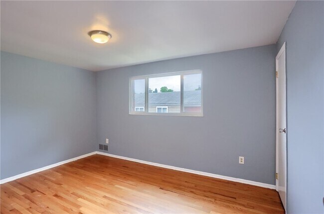Building Photo - 440 Brierly Ln