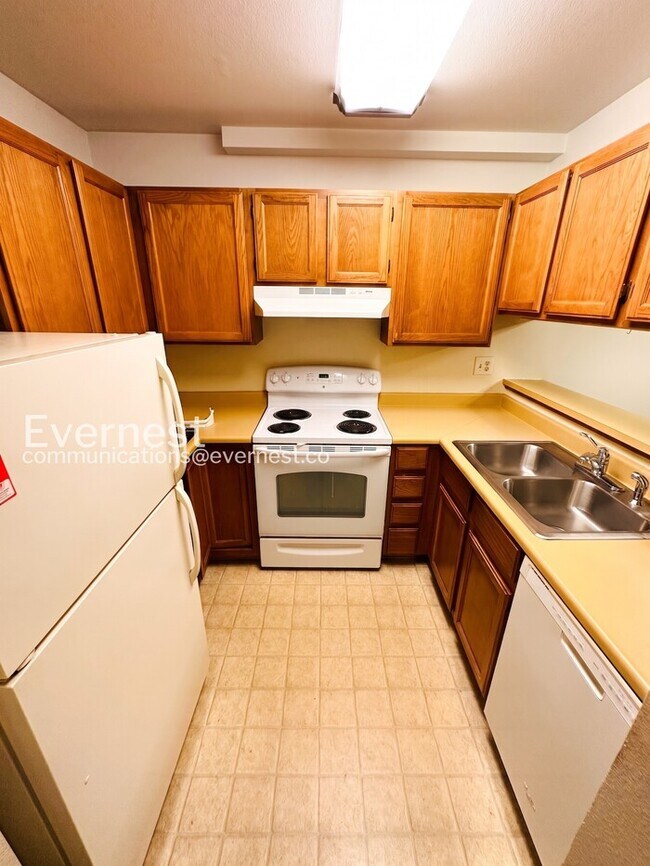Building Photo - 2 Bed, 1 Bath Condo with Modern Amenities / Available Soon!