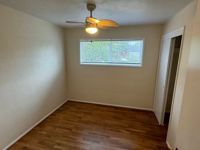 Building Photo - 3+ Bedroom House in Friendly Area