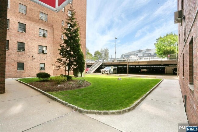 Building Photo - 208 Anderson St