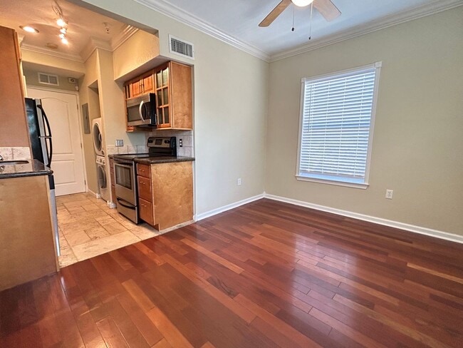 Building Photo - 1 bedroom 1 bath In the Heart of Downtown!