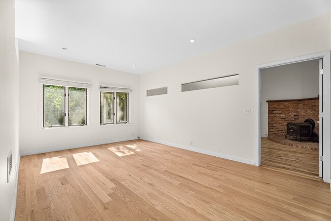 Building Photo - 23 Vine Hill Rd